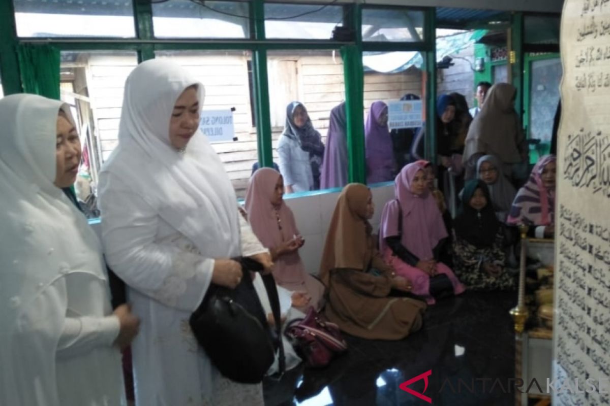 PKK dan Dharma Wanita HST ziarah maraton ke makam ulama