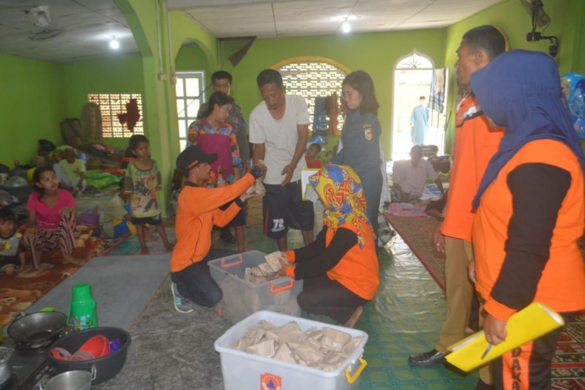 Pemkab Tulangbawang distribusikan makanan kepada  pengungsi terdampak banjir