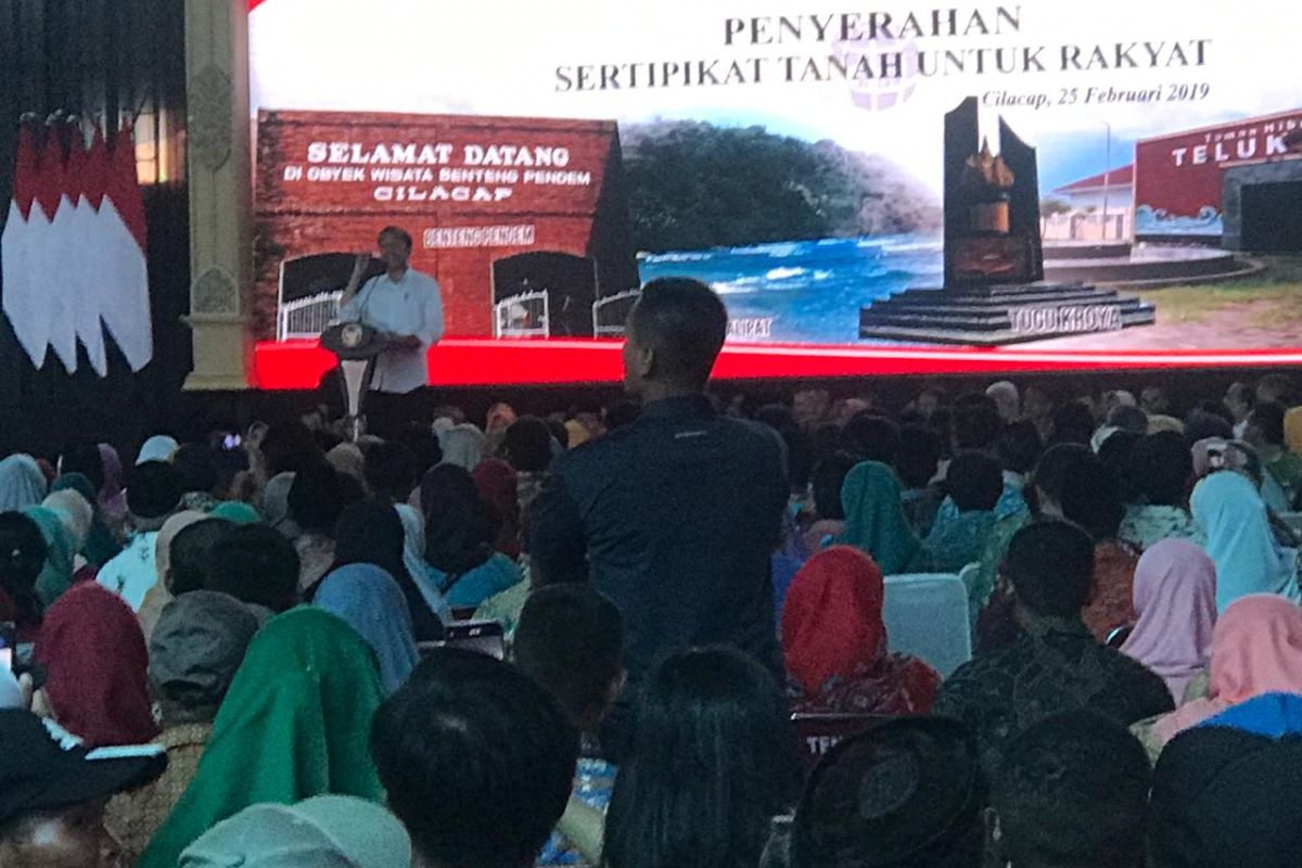 Di Cilacap, Jokowi bagikan 1.500 sertifikat tanah