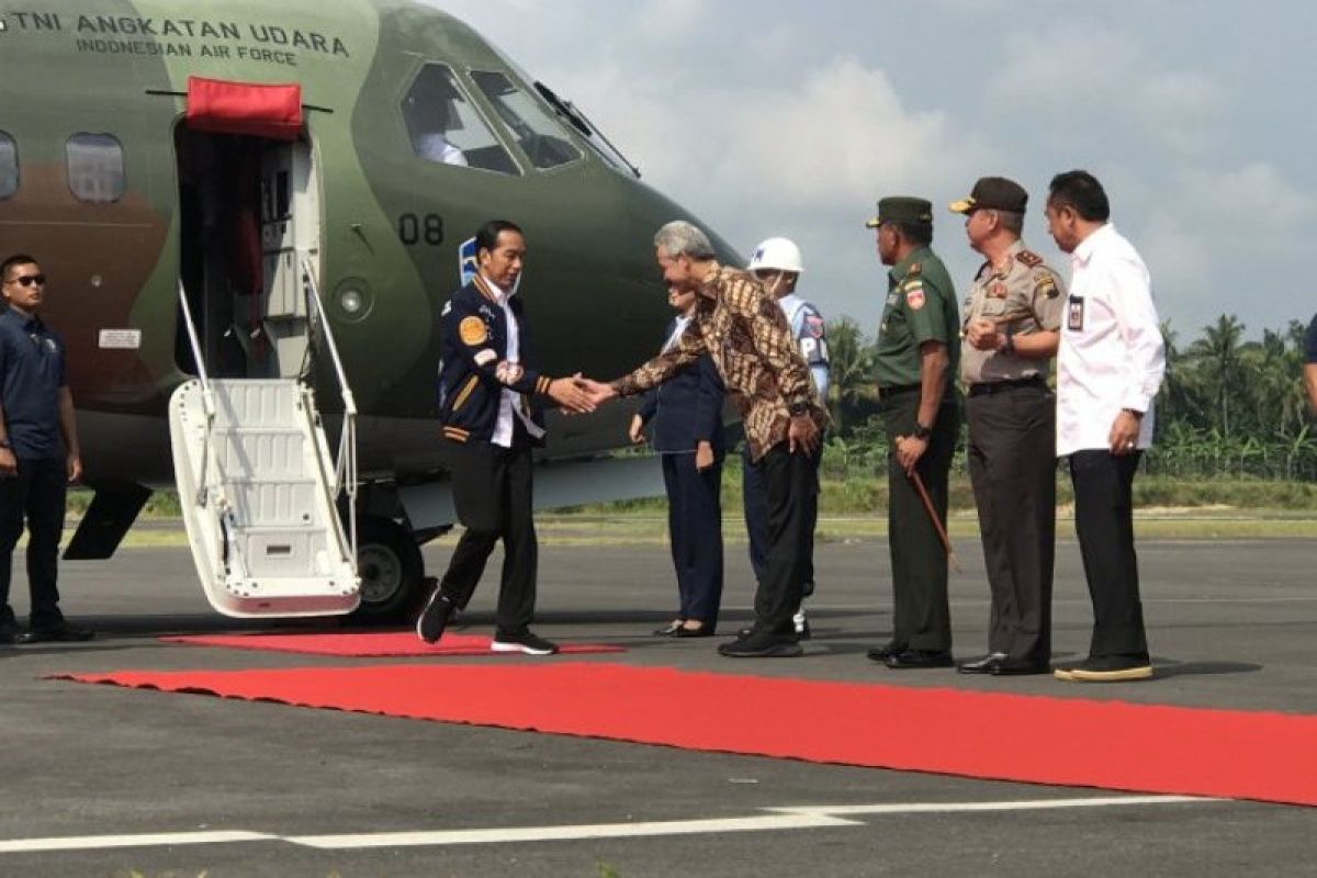 Presiden Jokowi resmikan PLTU hingga bagi sertifikat tanah