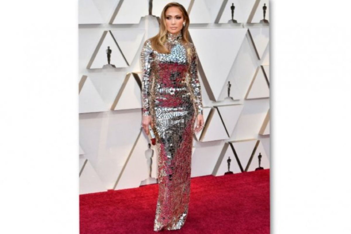 Ini kisah di balik 'gaun kaca' Jennifer Lopez untuk Oscar