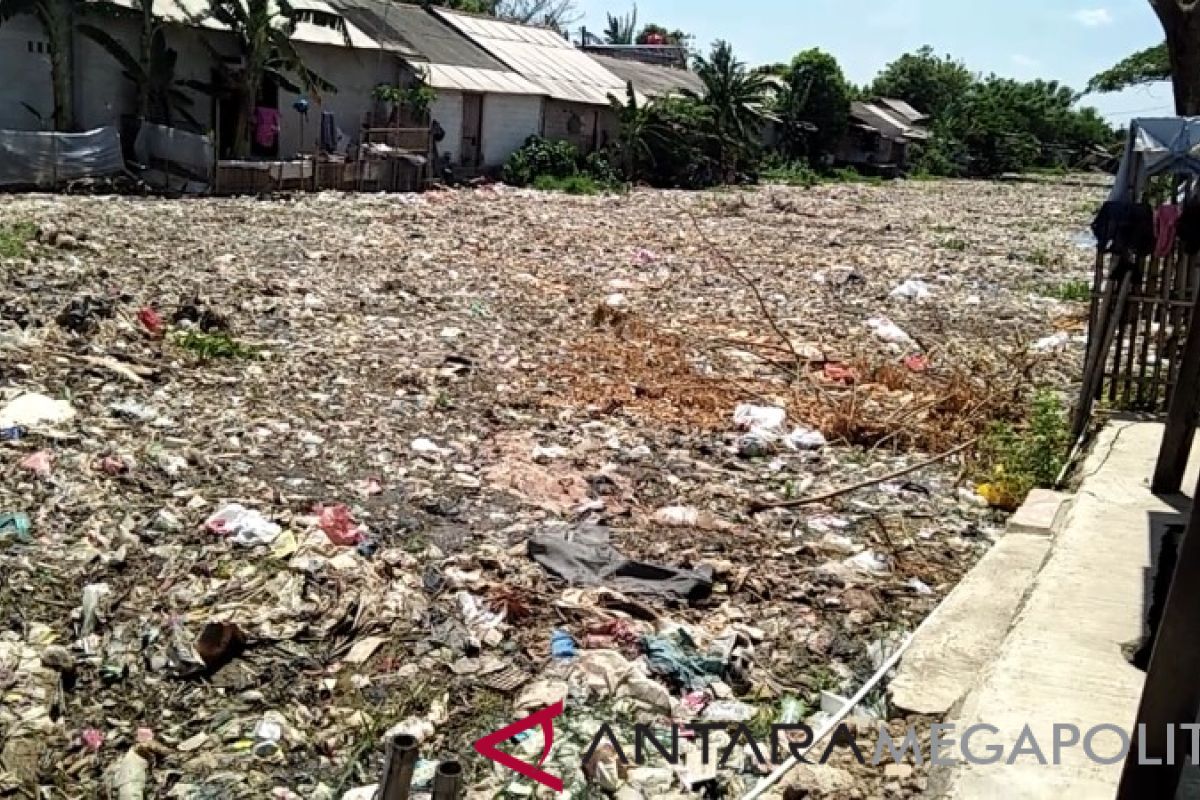 Sampah menumpuk di sungai, Pemkab Bekasi bentuk FPSS