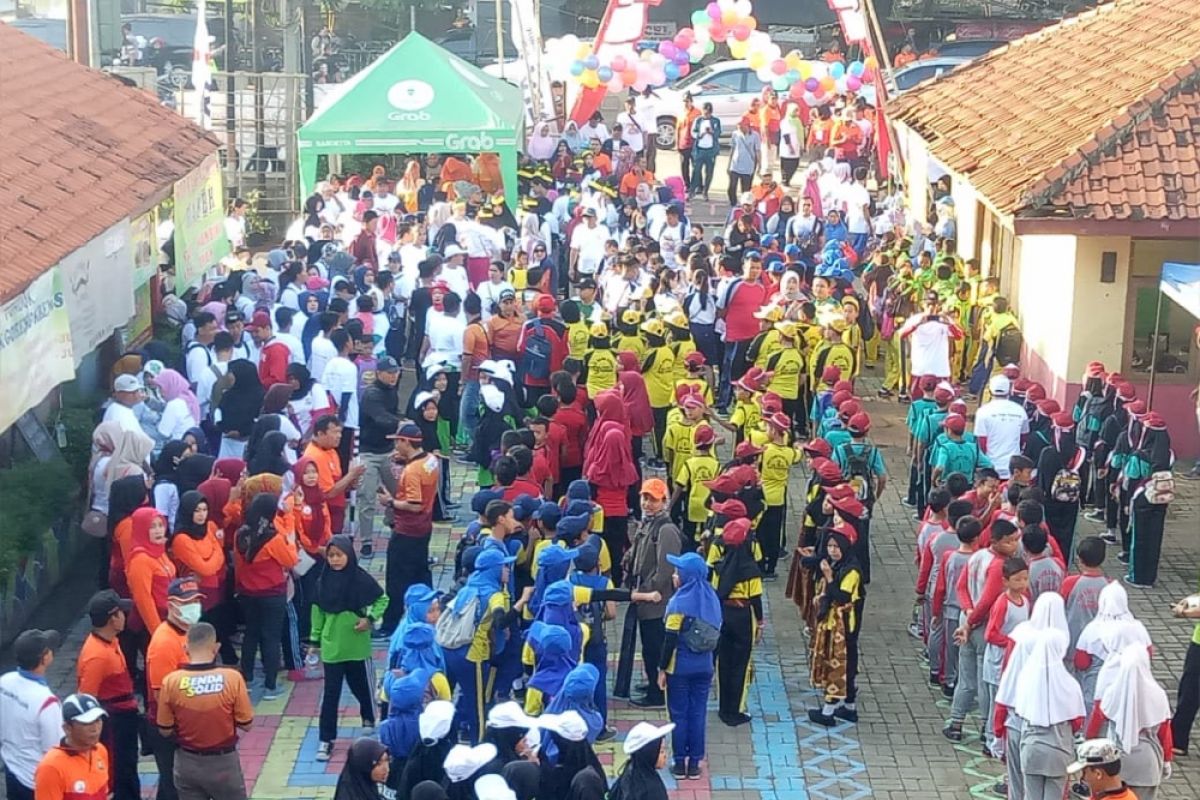 Sambut HUT Kota Tangerang, Warga Kecamatan Benda Ikuti Gerak Jalan dan Senam Massal