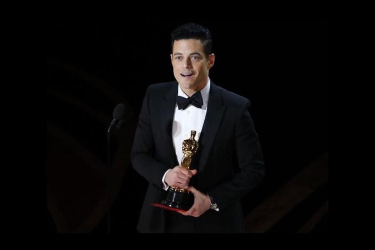 Usai terima piala Oscar Rami Malek jatuh dari panggung