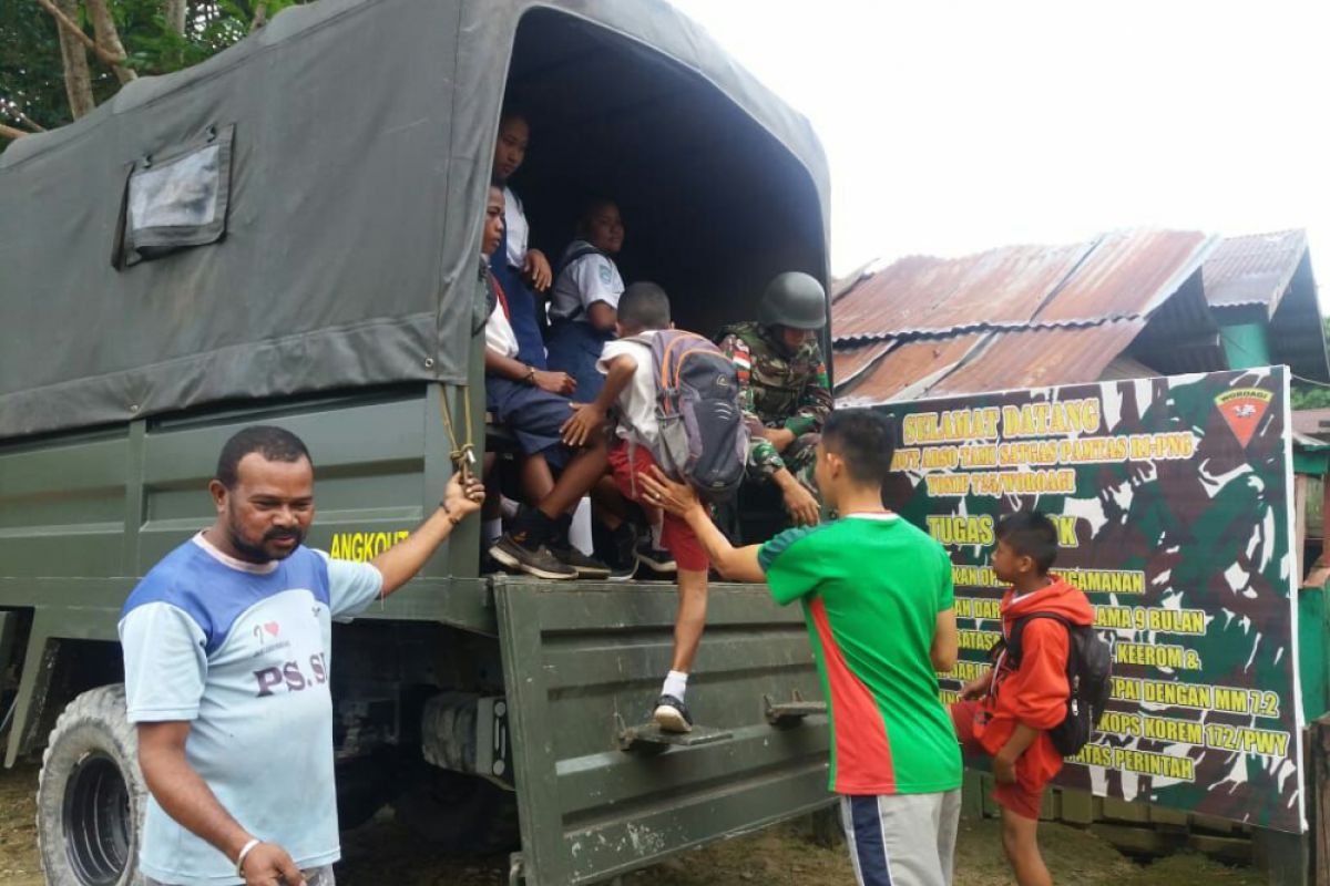 TNI bantu angkutan untuk pelajar perbatasan ke sekolah