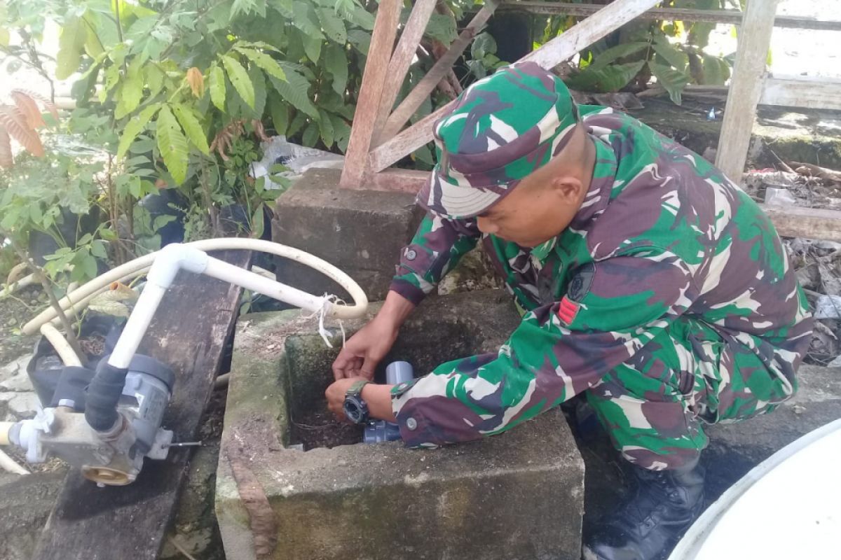 TNI bantu perbaiki mesin air SMPN 7 Yetti