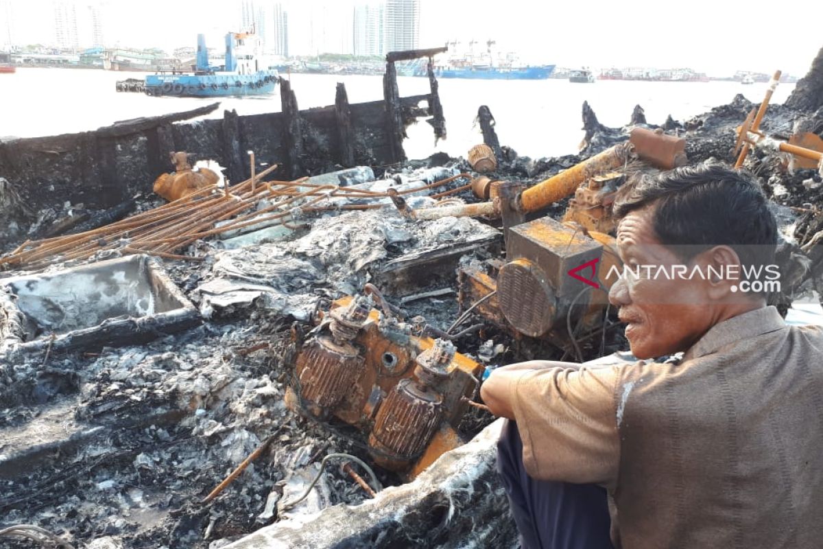 Usaha kecil di Pelabuhan Muara Baru pun terdampak kapal terbakar