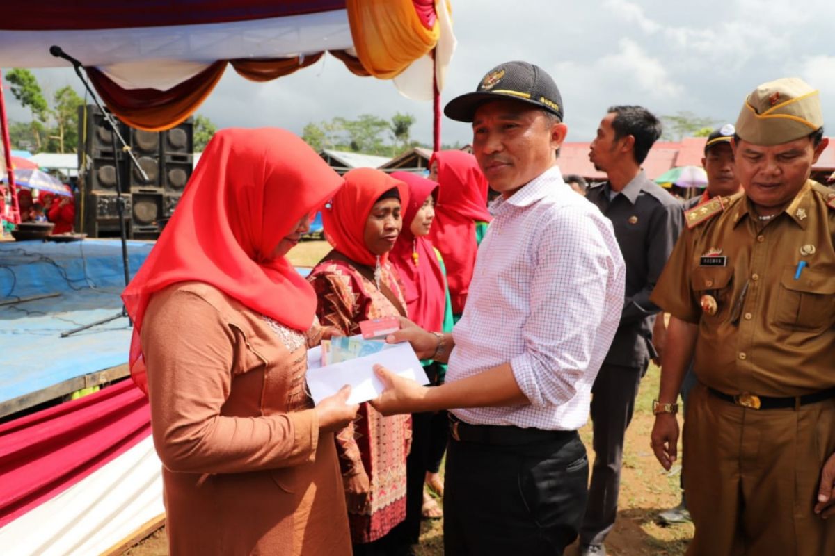 Bupati Lampung Barat Serahkan PKH Kepada Masyarakat Batu Ketulis