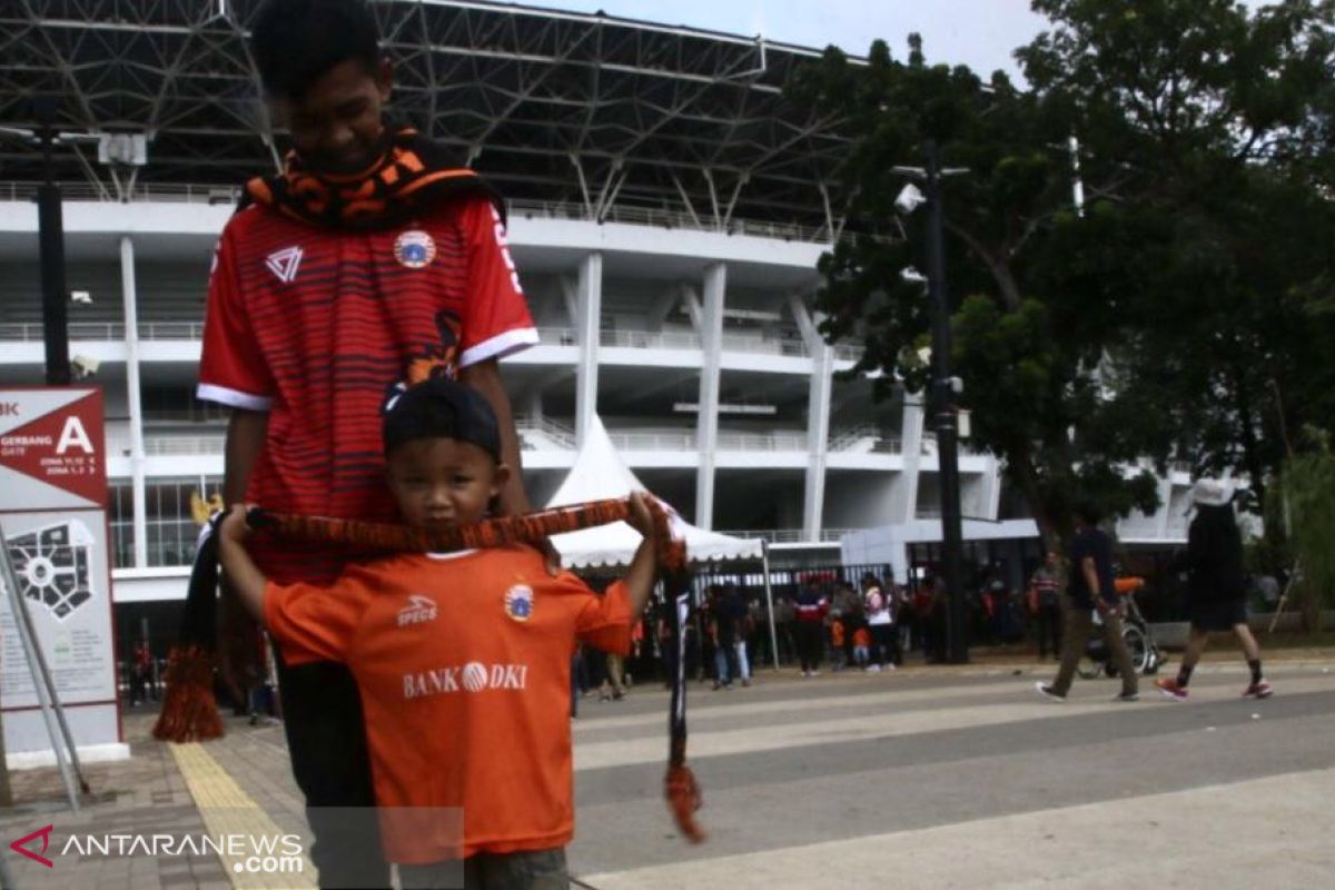 Rela ajak buah hati ke stadion demi regenerasi Jakmania