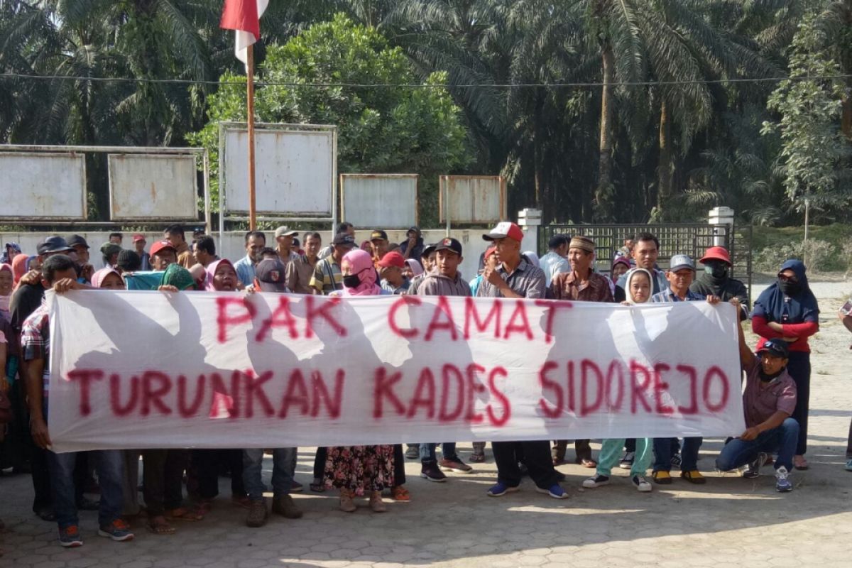 Ratusan masyarakat Desa Sidorejo unjuk rasa di Kantor Camat Sirapit