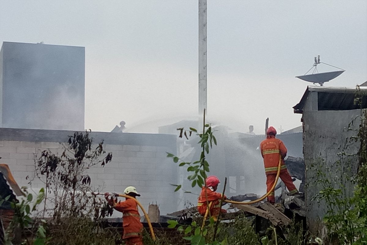 Pemukiman padat di Taman Sari terbakar