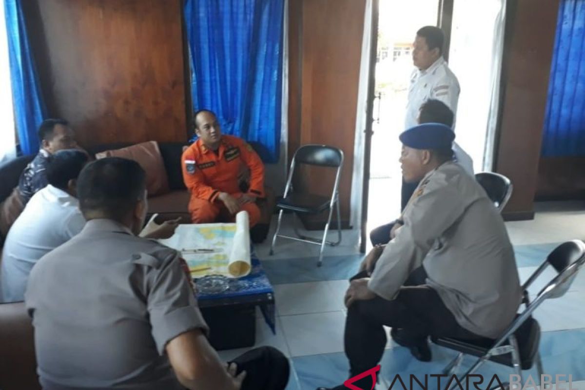 Petugas Imigrasi Belitung periksa kelengkapan dokumen kapten kapal Sea Wolf