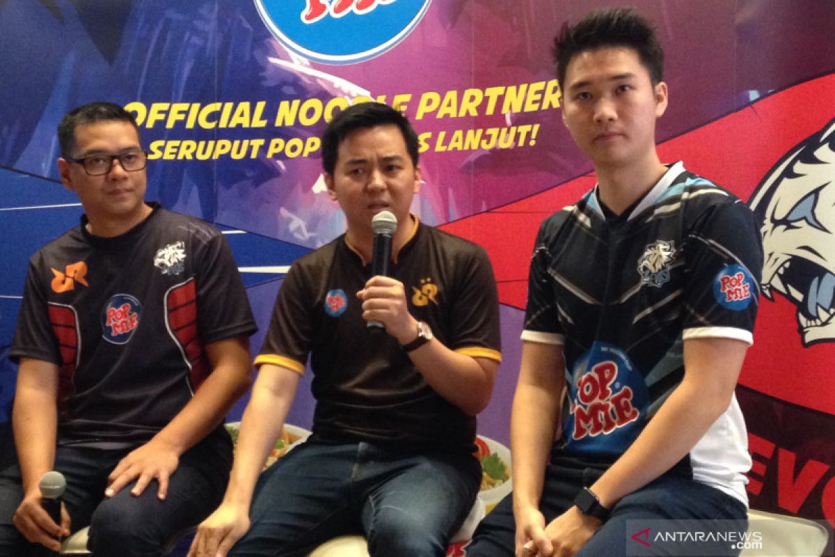 Pop Mie Dukung Prestasi Dua Tim Esports Indonesia