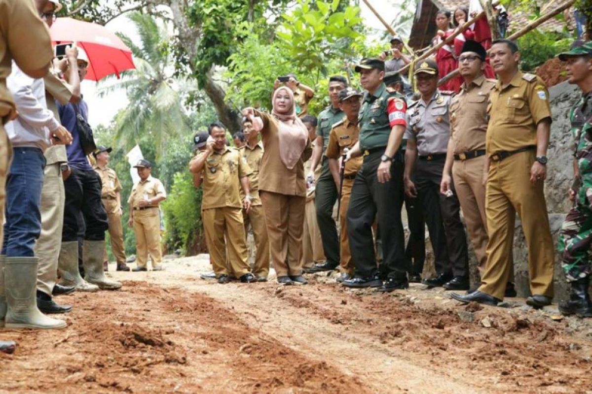 TMMD Bangun Jalan Desa di Pandeglang