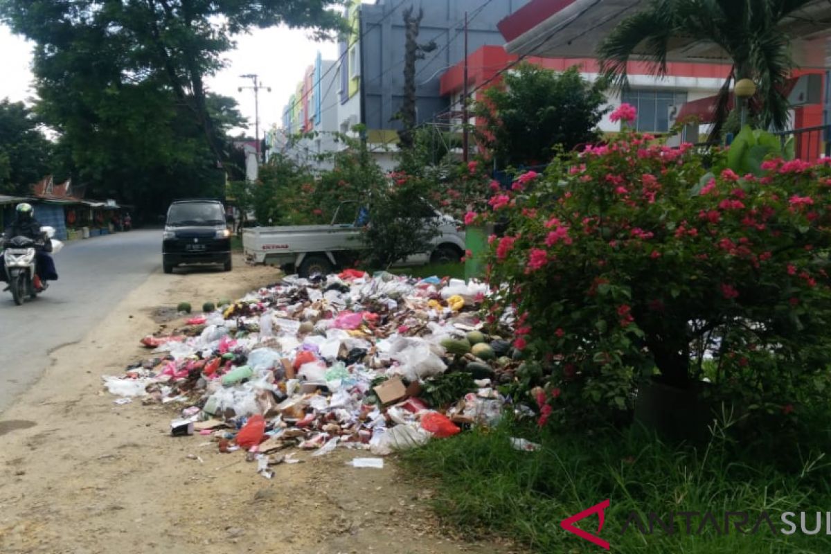 Warga Kendari geram sampah berserakan tidak terangkut mobil