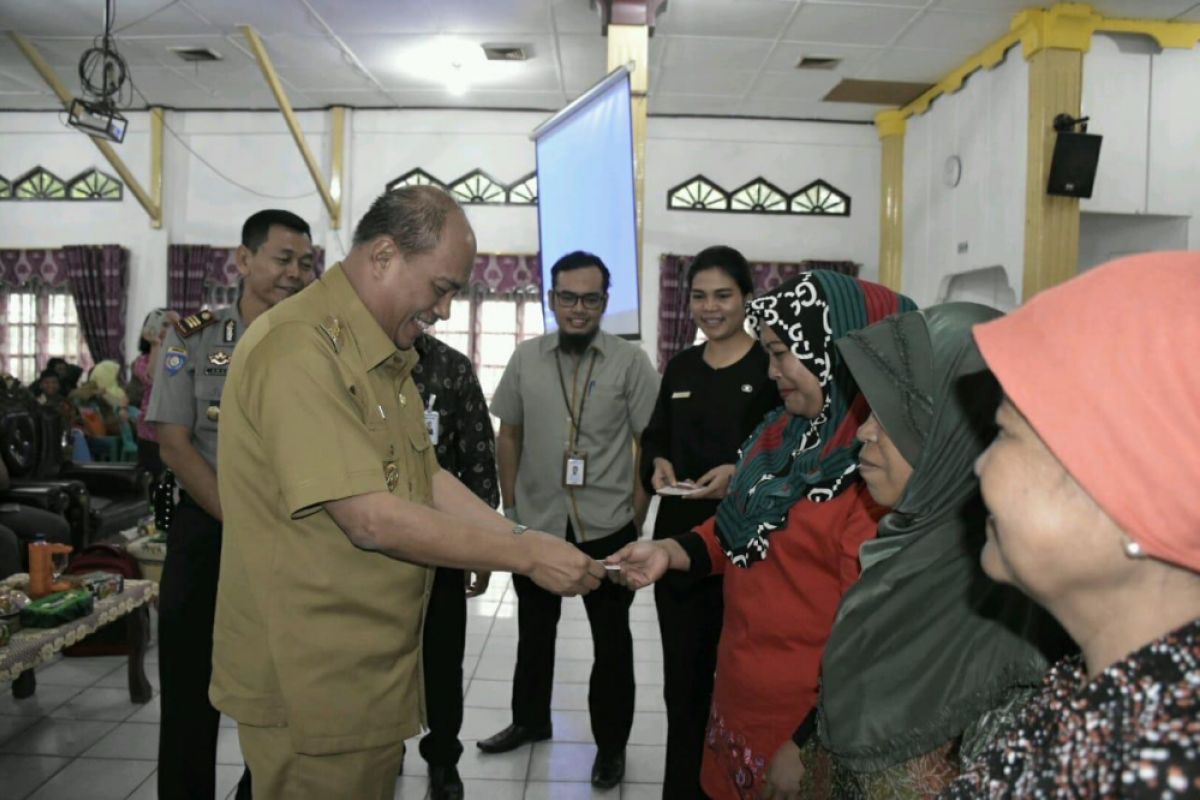 Wali Kota Tebing Tinggi serahkan bansos