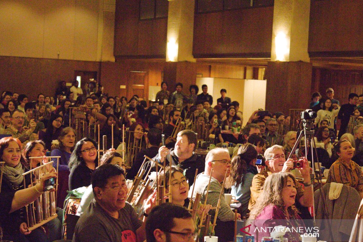 Masyarakat Amerika bermain angklung di Indonesia "Cultural Night 2019"