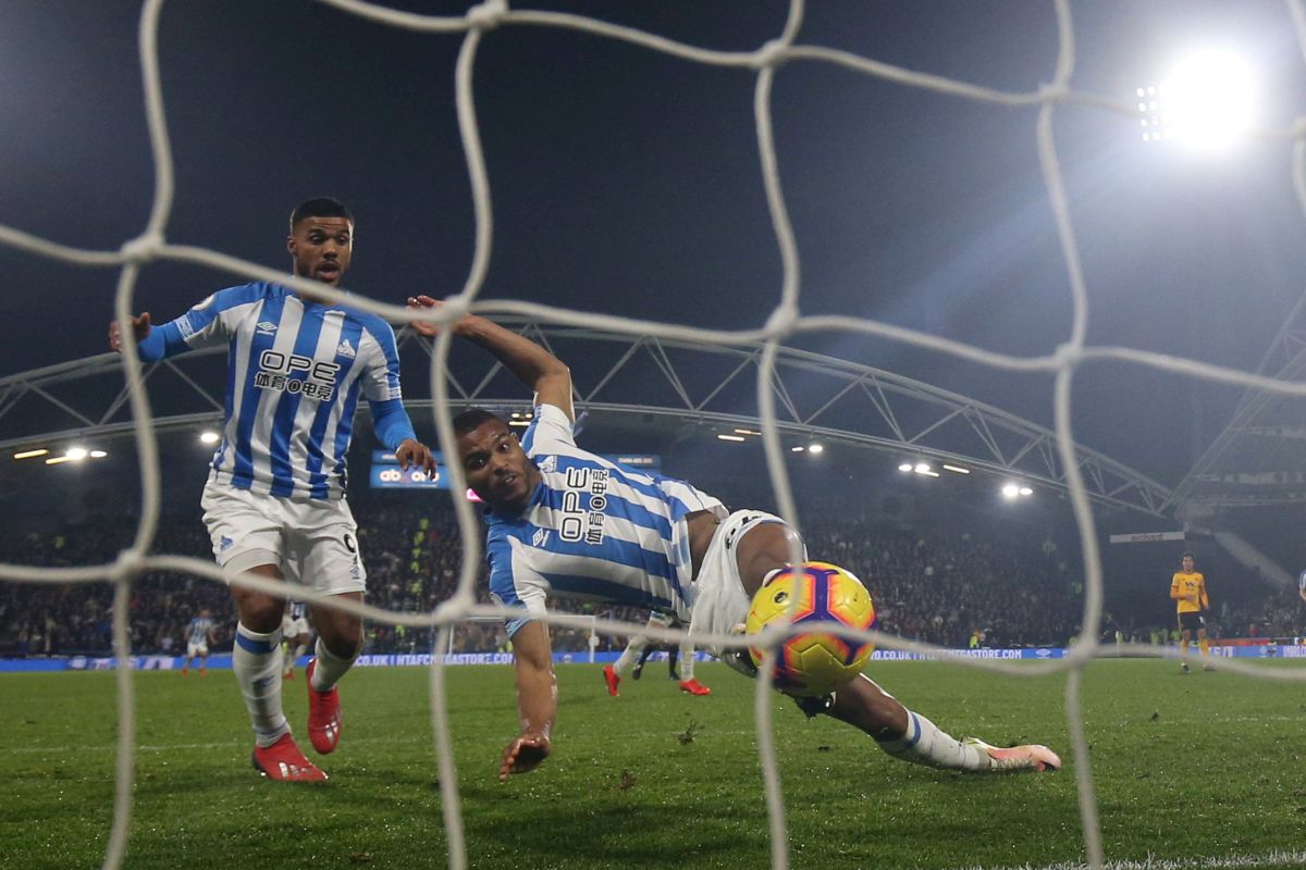 Gol larut Mounie catatkan kemenangan langka Huddersfield