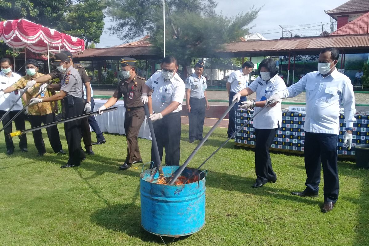 143 telepon genggam masuk LP Kerobokan Denpasar dimusnahkan