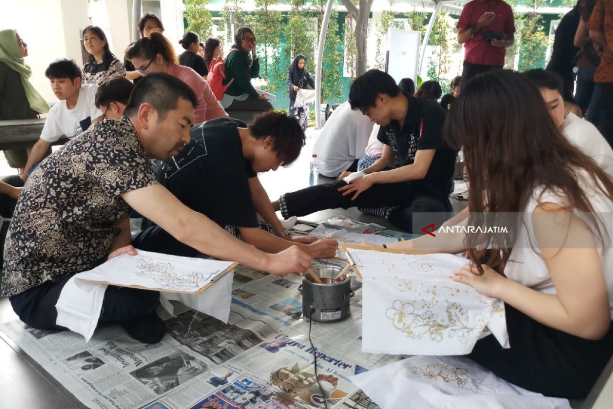 Puluhan Mahasiswa Jepang Belajar Membatik di Ubaya