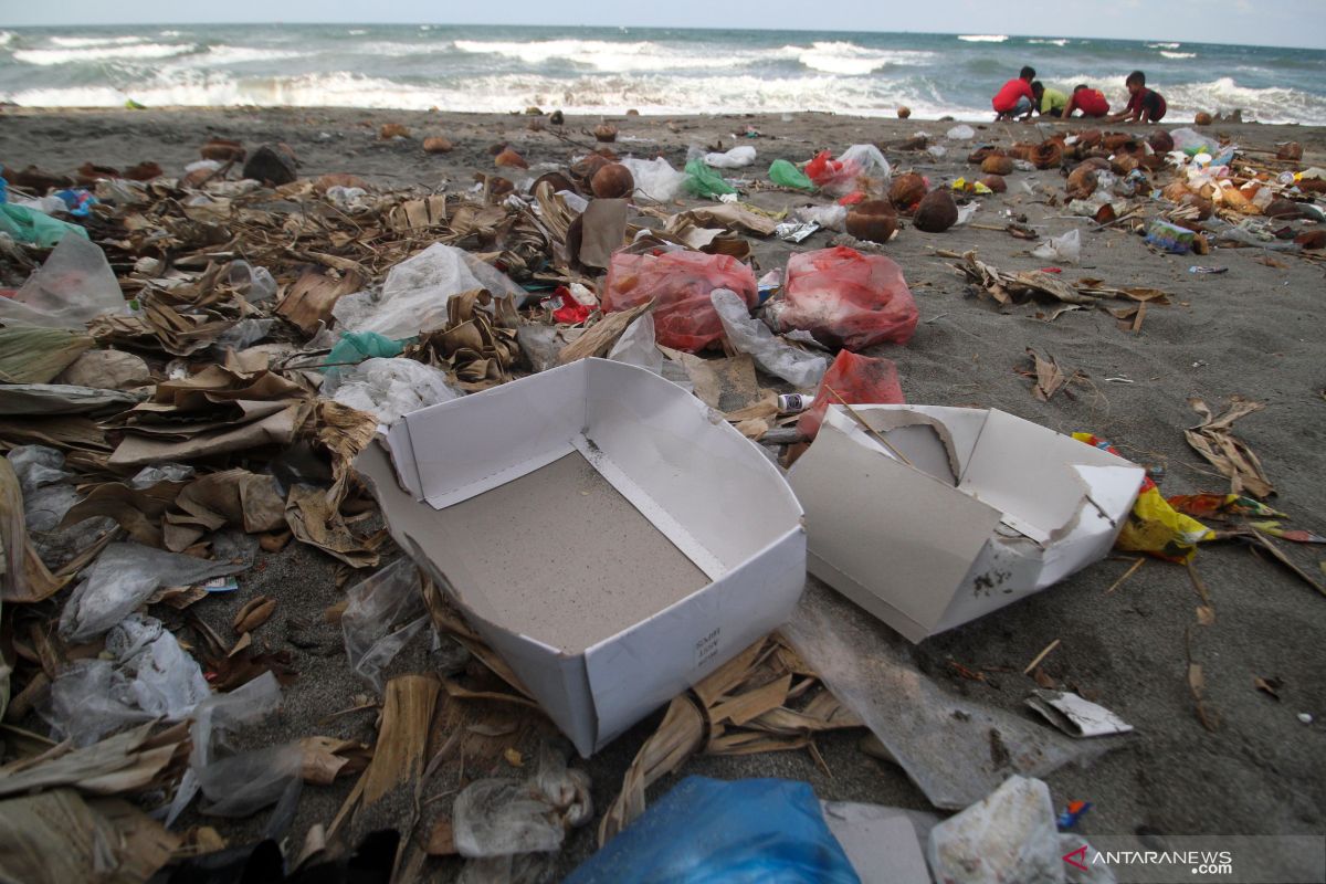 Pinggiran pantai wisata Ujong Blang-Aceh didominasi sampah plastik