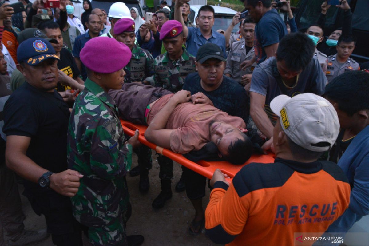 Alat berat buka akses evakuasi korban penambangan emas Bakan