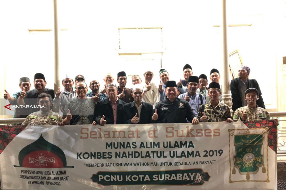 Ulama Kota Surabaya Serahkan Duplikat Lambang NU Pertama di Munas-Konbes NU 2019