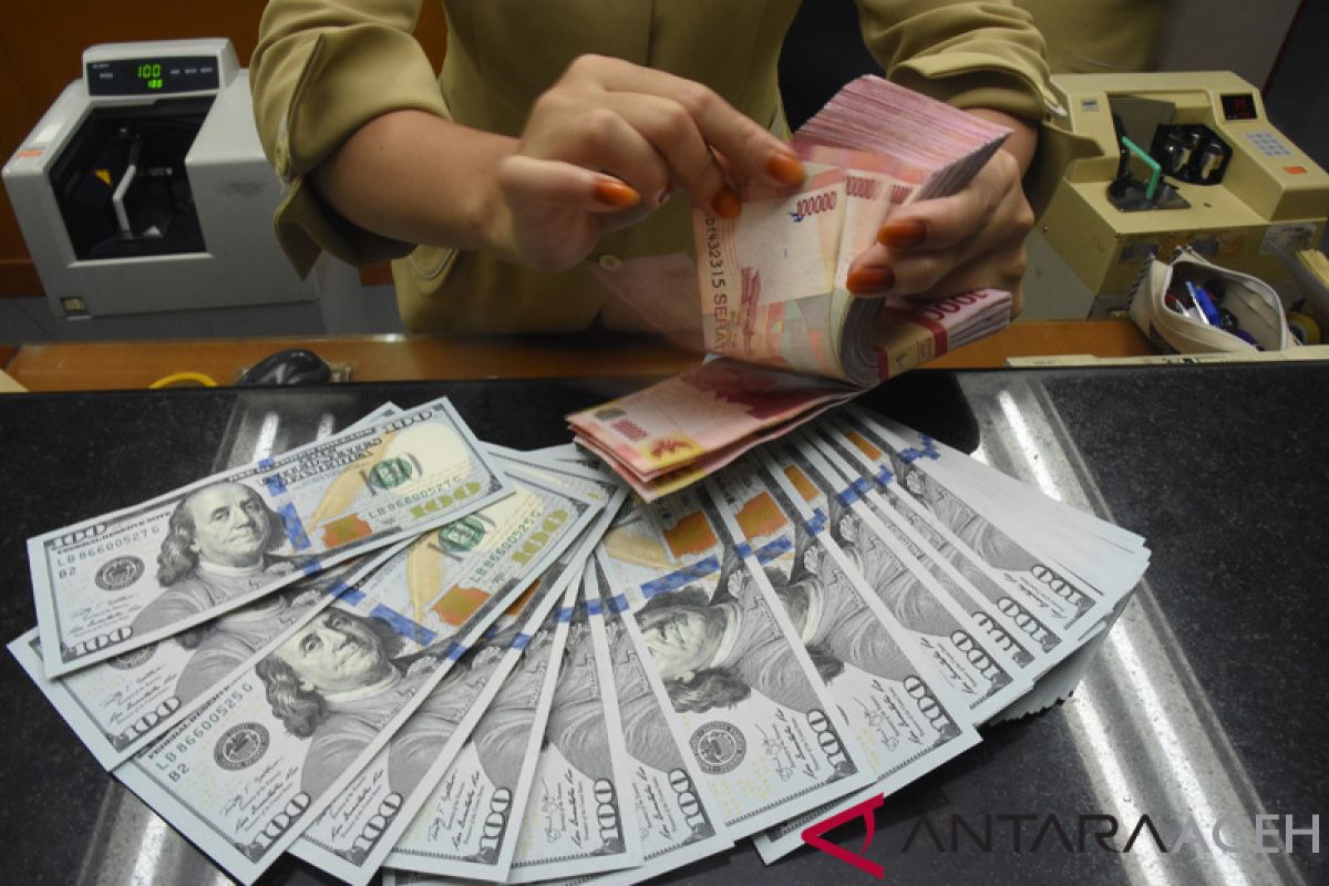 Rupiah awal pekan menguat seiring  turunnya harga minyak