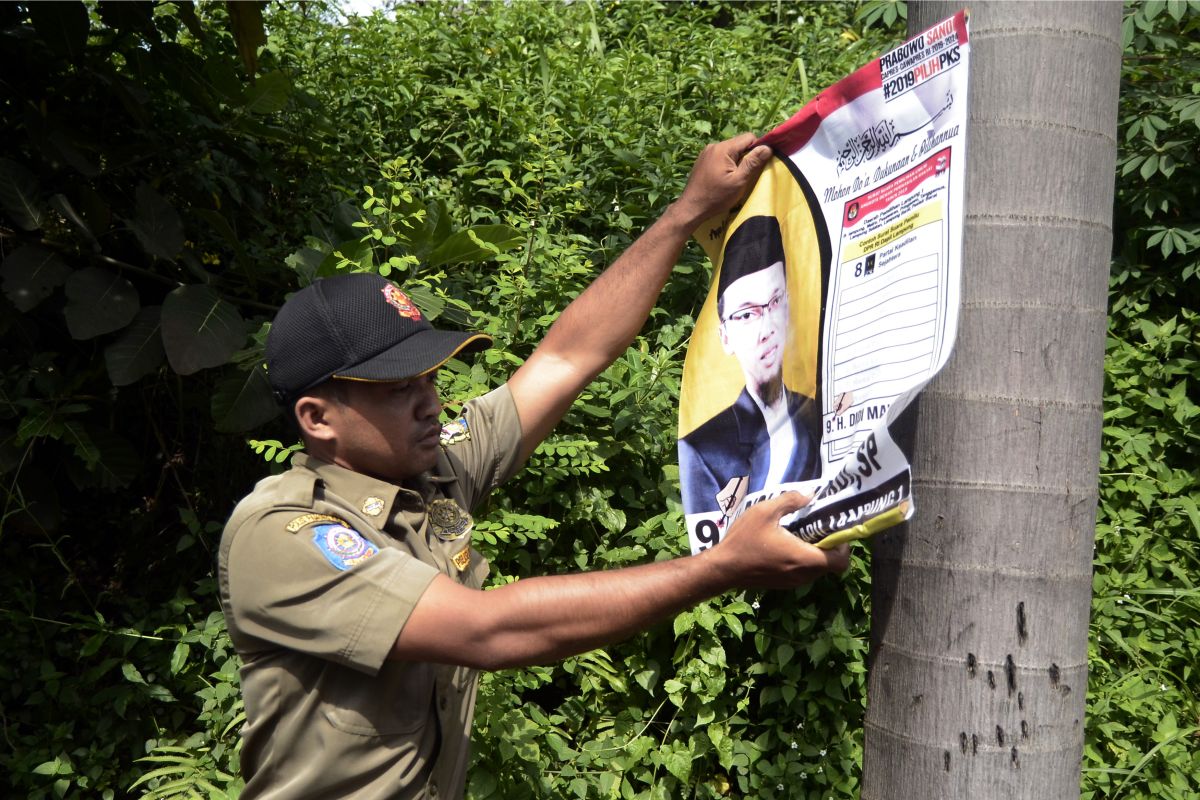 Bawaslu Tangerang sesalkan pemasangan APK caleg di pohon
