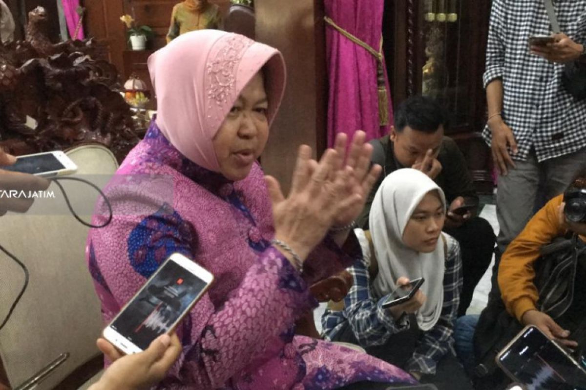 Risma Minta Kasus Pembacokan Anggota Satpol PP Surabaya Diusut