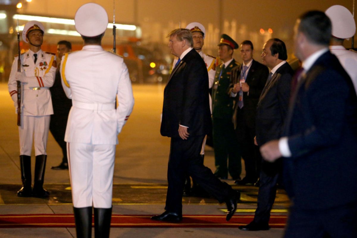 Trump tiba di Vietnam untuk bertemu pemimpin Korut