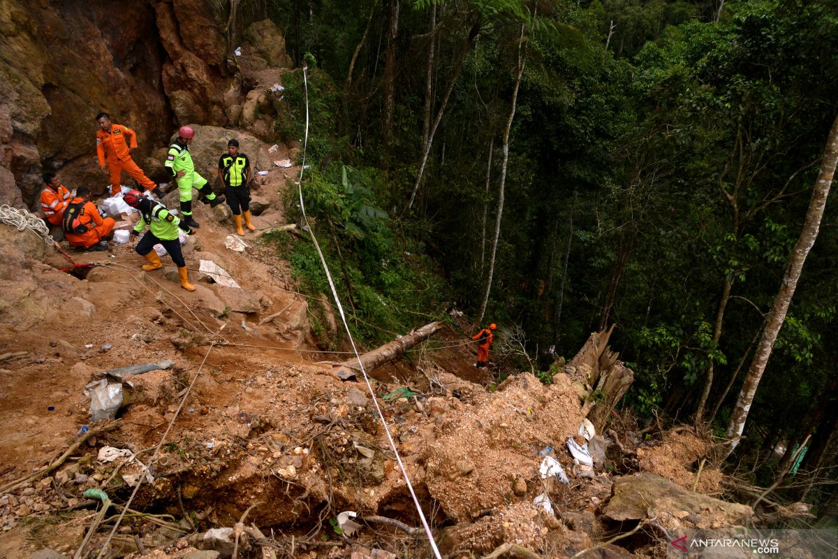 Alat berat dikerahkan evakuasi korban longsor tambang di Bakan