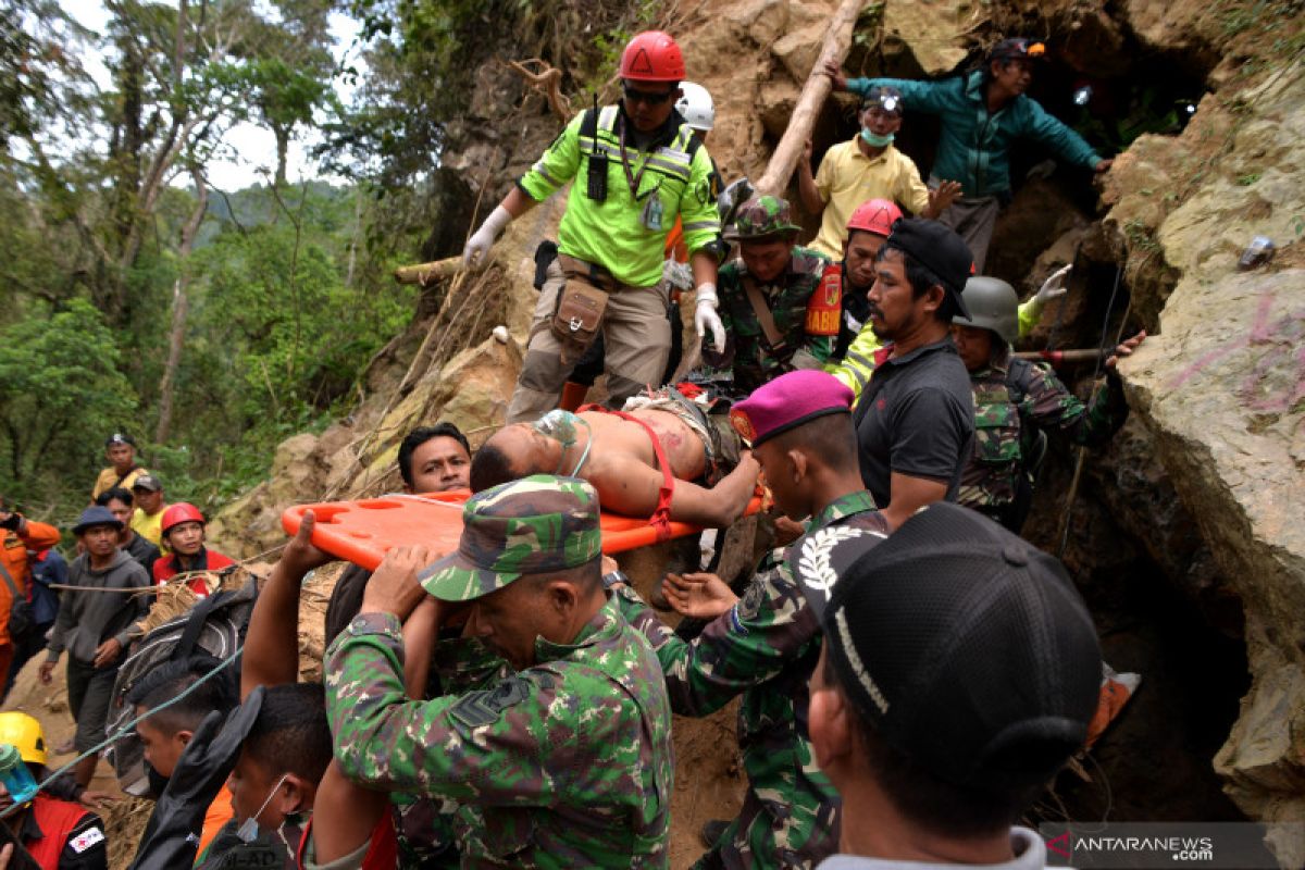 Kapolda Sulut semangati personelnya di lokasi longsor penambangan