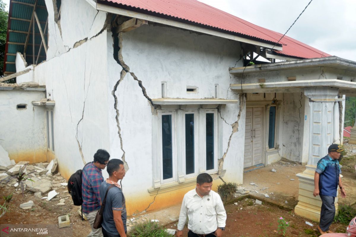 Mendesak, perbaikan rumah korban gempa Solok Selatan