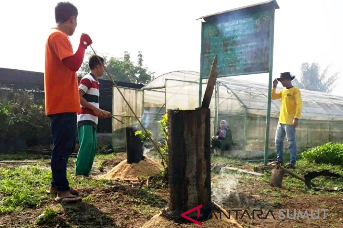 Mahasiswa Polbangtan Medan ciptakan arang sekam untuk media tanam