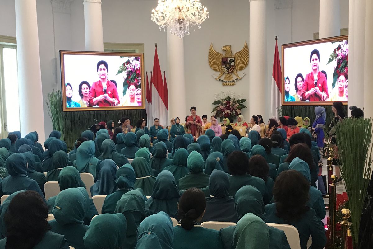Ibu Negara silaturahmi dengan ibu-ibu PKK di Istana Bogor