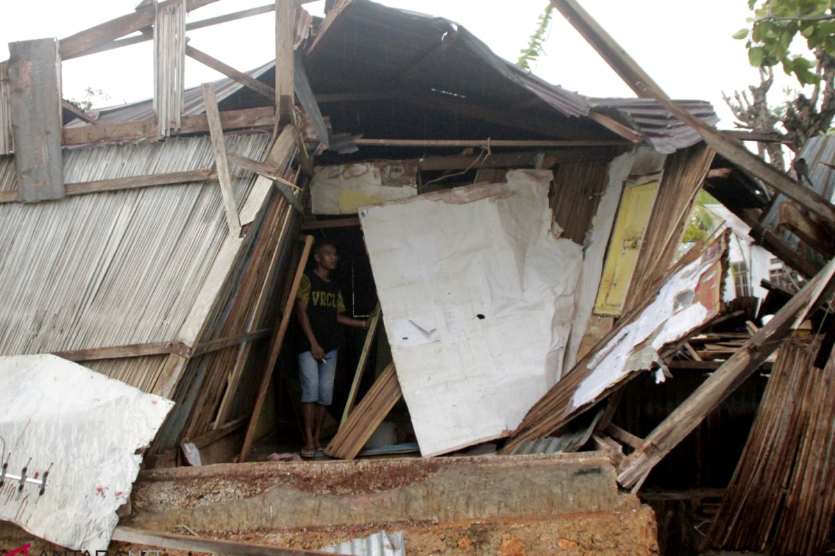 120 rumah rusak berat akibat puting beliung di Kupang