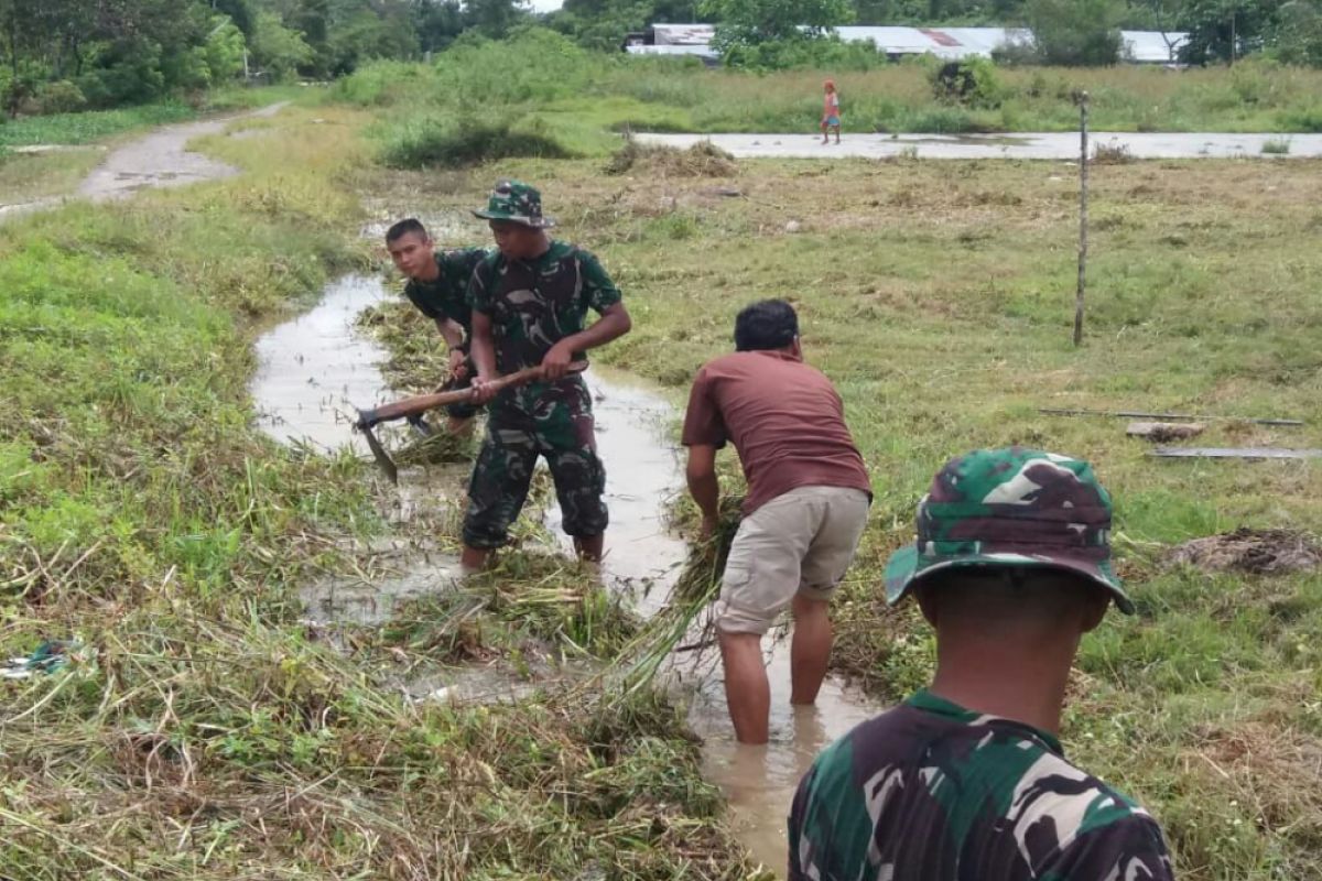 TNI bersama warga bersihkan lingkungan Kampung Woslay