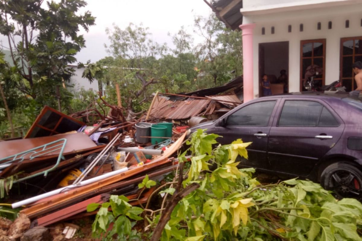 Angin puting beliung hancurkan sejumlah rumah di Kupang
