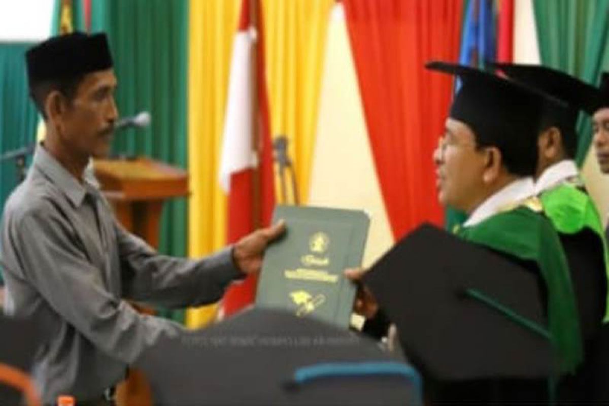 Sang ayah pun mewakili wisuda almarhumah