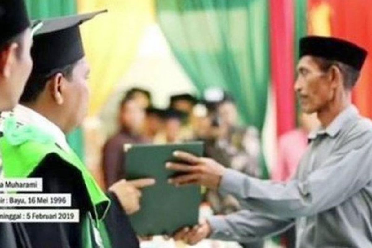 Ketika sang ayah mewakili wisuda almarhumah putrinya