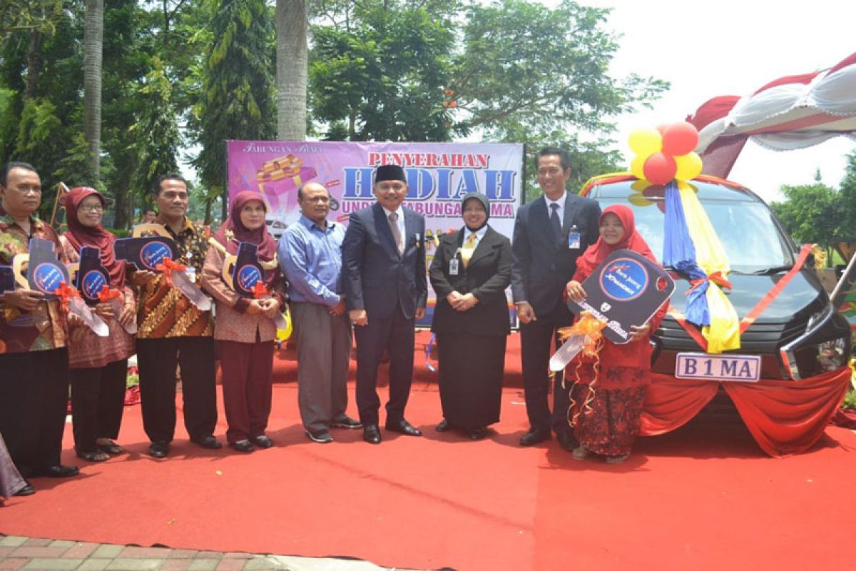 Bank Jateng Cabang Purworejo serahkan hadiah ke nasabah