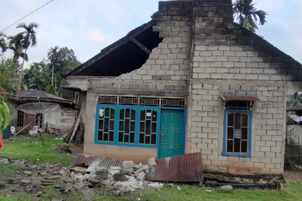 Warga Kota Padang keluar rumah saat gempa kembali terjadi