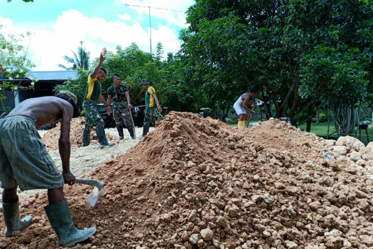 TNI bantu bangun rumah warga di perbatasan RI-PNG