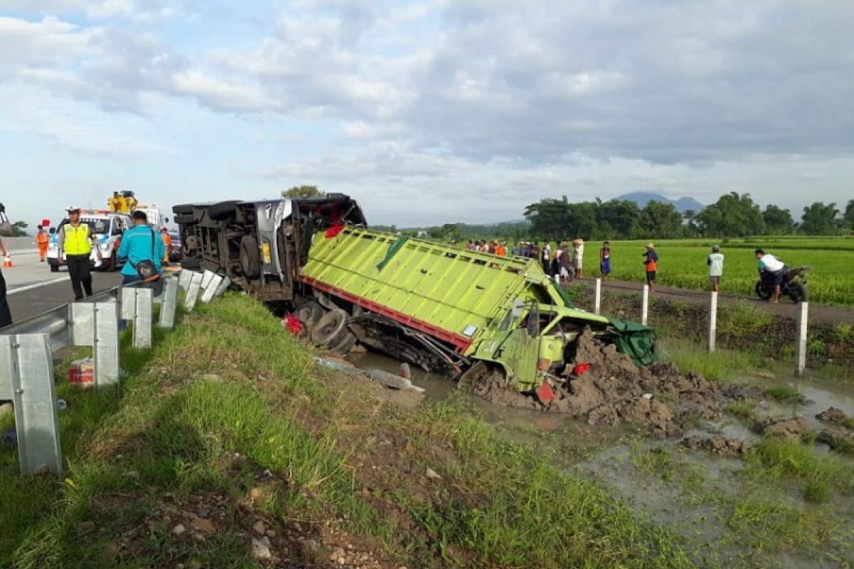 Tiga Tewas Kecelakaan Antara Bus-Truk di Tol Nganjuk