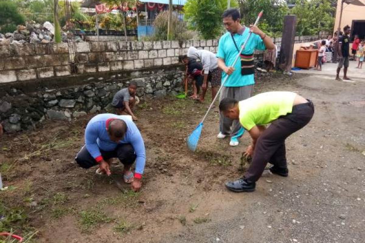 Polisi dan jemaat gereja kerja bakti bersihkan lingkungan