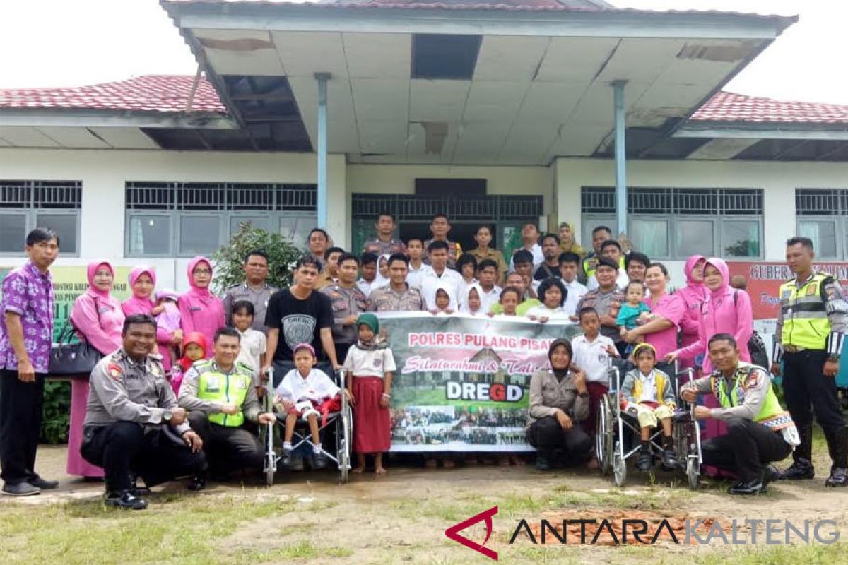 Angkatan 29 DREGD Polres Pulpis berbagi kasih dengan murid SLBN-1