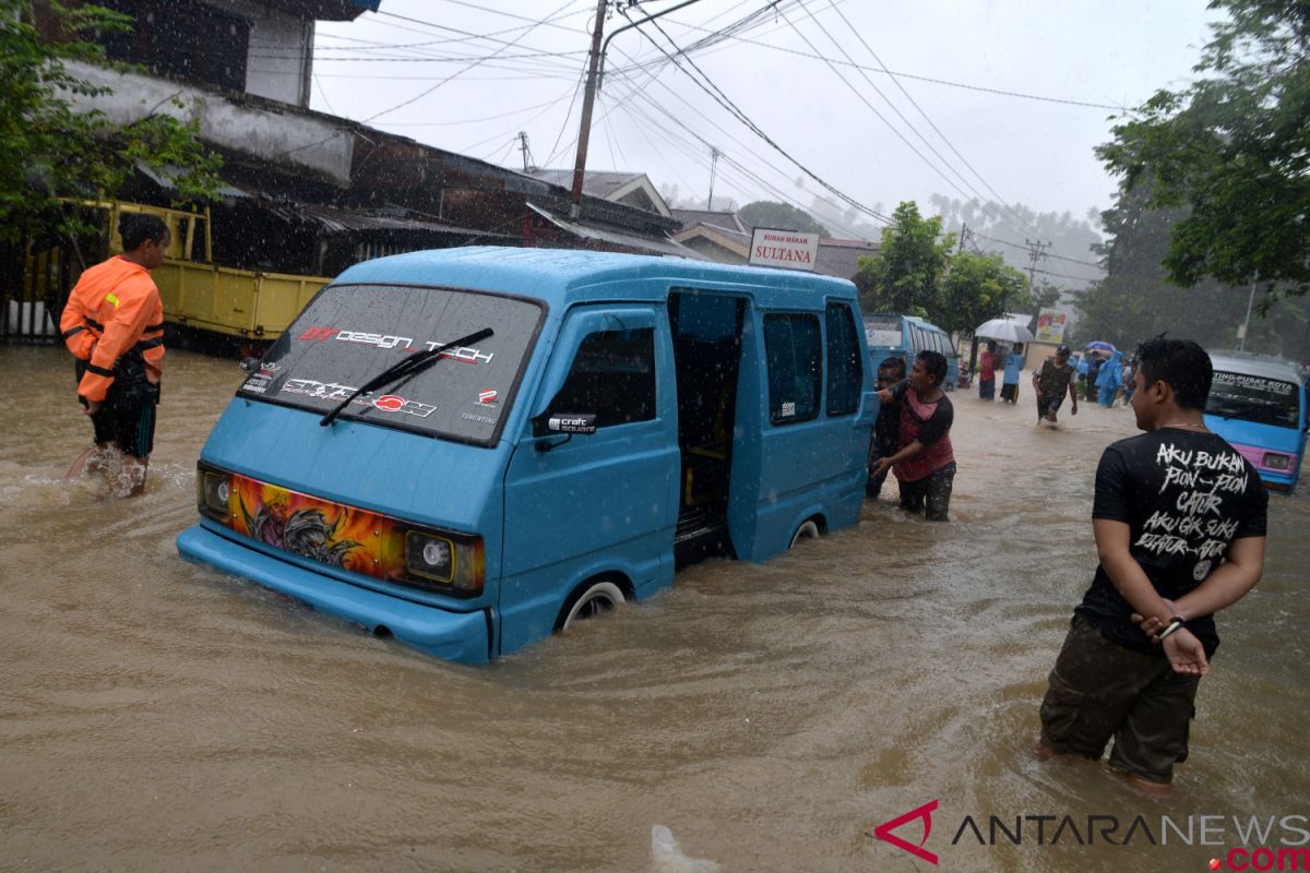 Four killed in Manado flooding, landslide