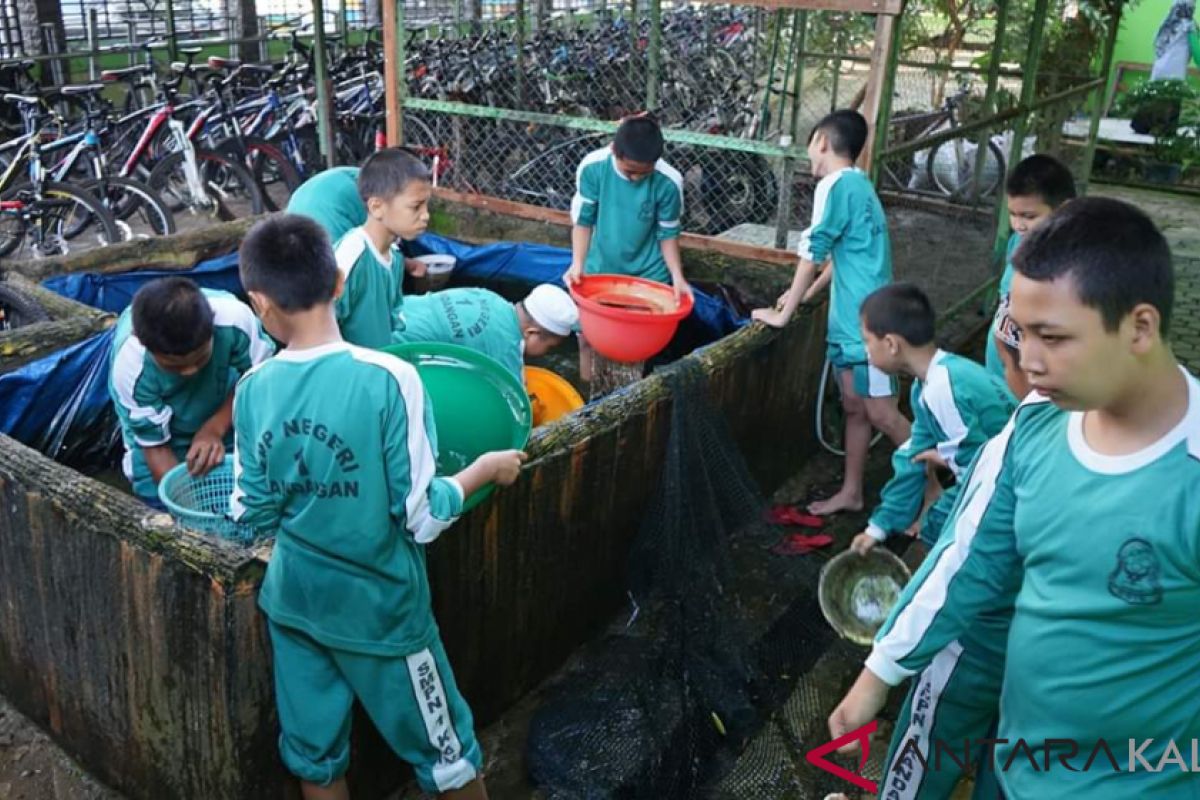 Gerakan massal pemberantasan sarang nyamuk di semua sekolah HSS