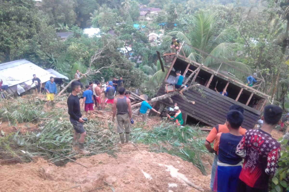 Kodim Singkawang bantu bersihkan material longsor Desa Sungkung II